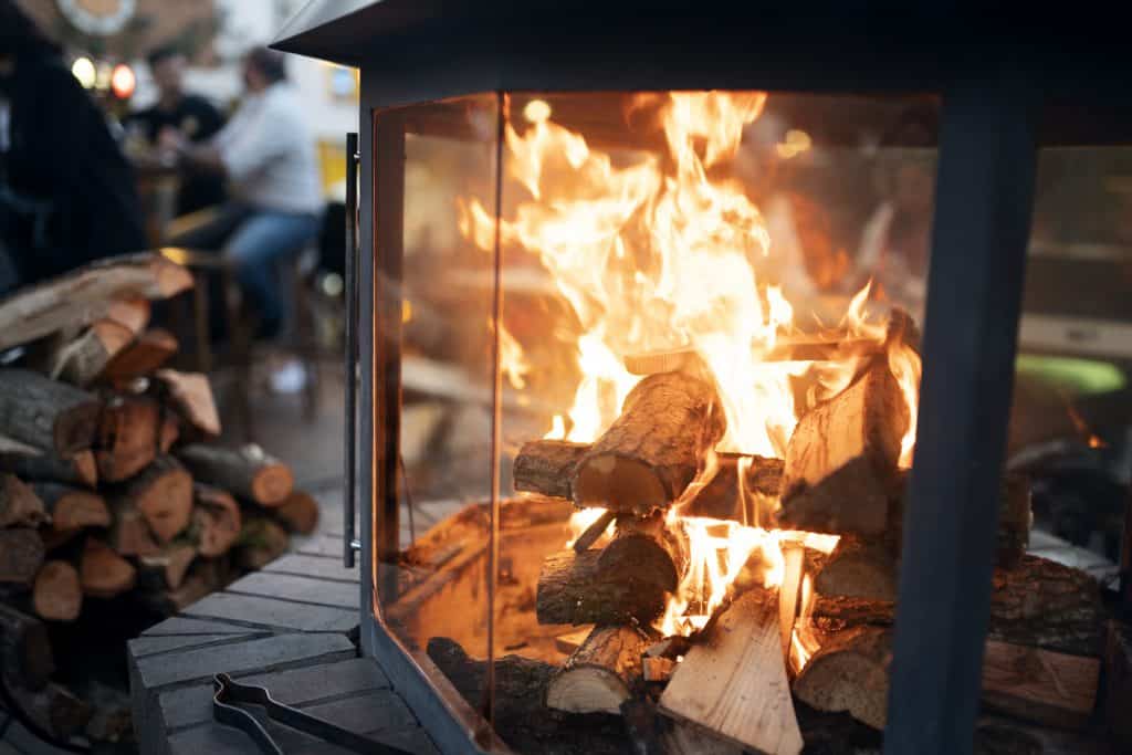 Le poêle électrique, un chauffage d'appoint effet feu de bois