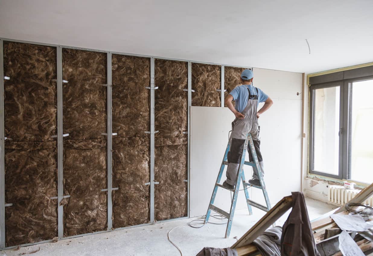 Isoler un mur par l'intérieur avec une contre-cloison