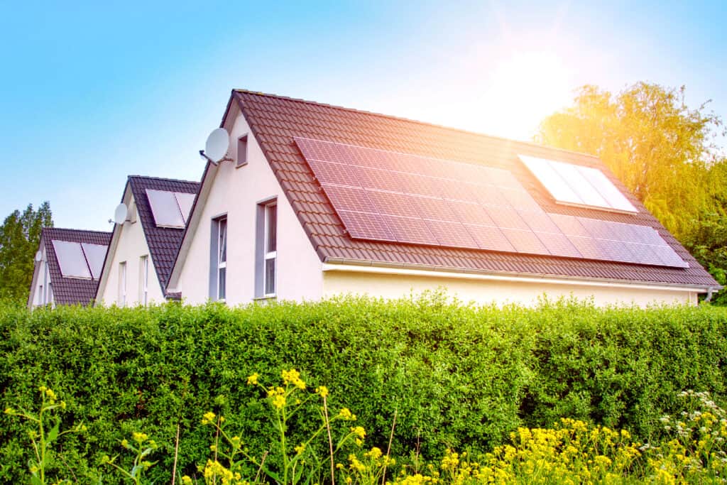 Panneaux solaires autoconsommation sur le toit d'une maison.