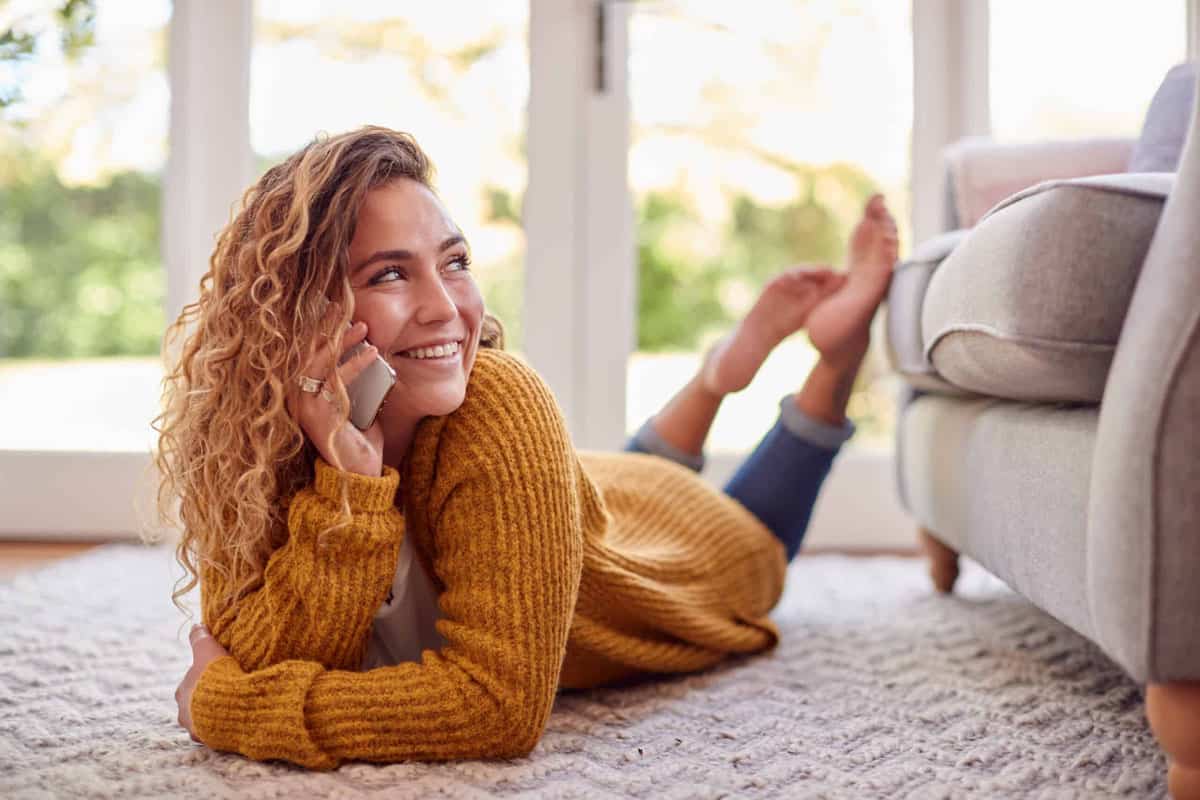 femme couchée tapis