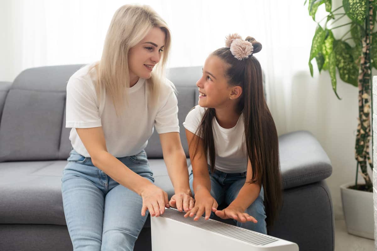 jeunes filles devant radiateur