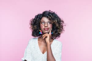 Une femme se demande qui peut demander la prime énergie (CEE).