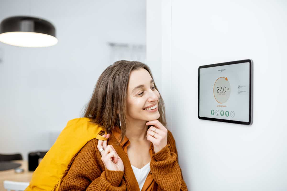 femme regarde thermostat