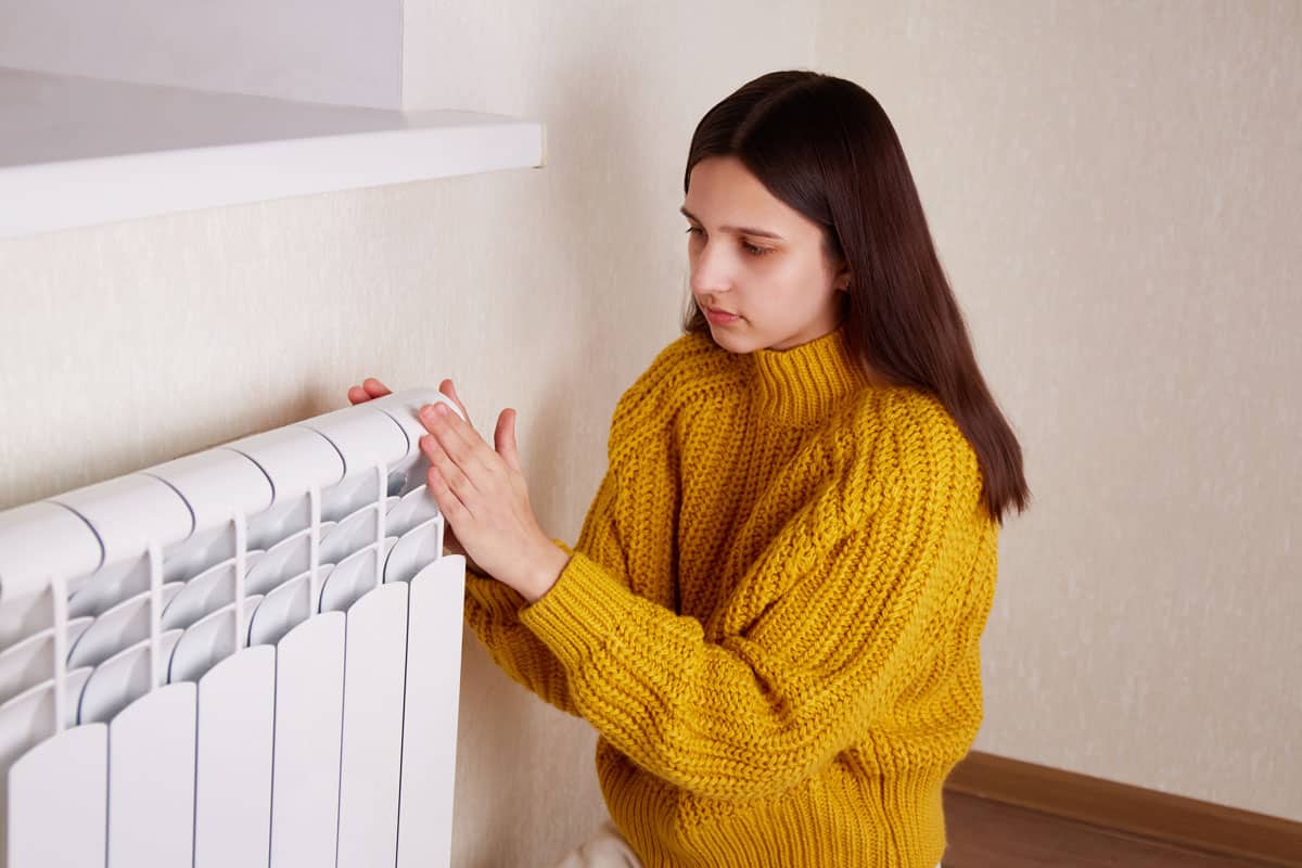 femme devant radiateur