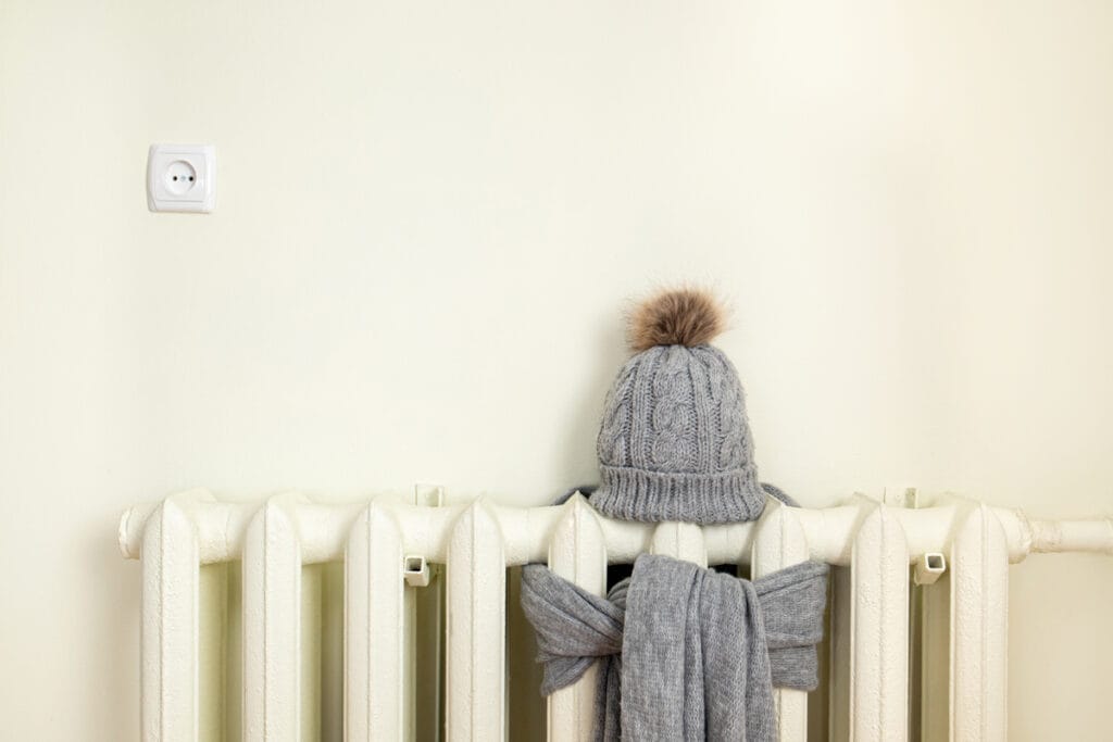 bonnet et echarpe sur radiateur