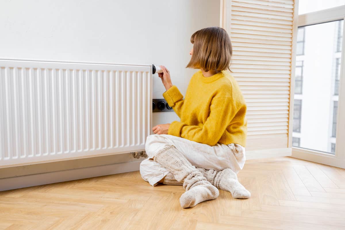 femme devant radiateur