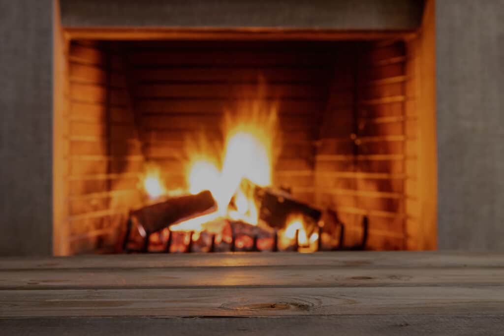 Feu dans une cheminée.