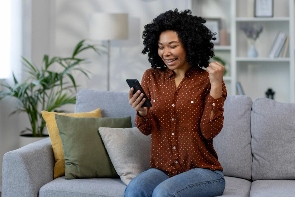 femme heureuse telephone