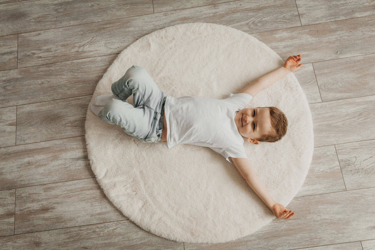 enfant sur plancher chauffant