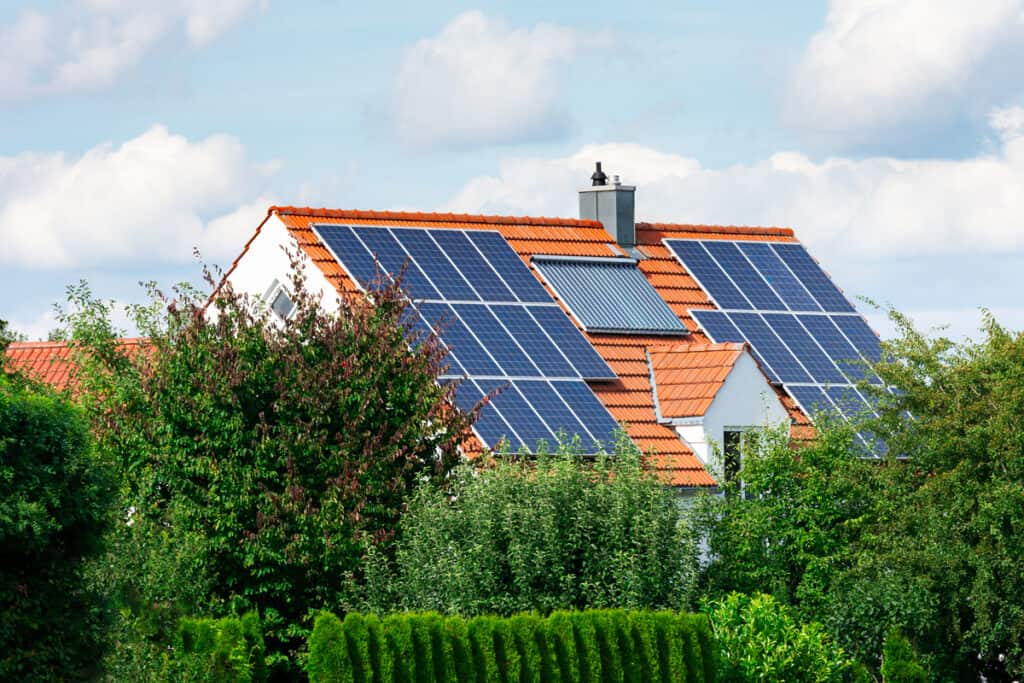 Panneaux solaires sur un toit.